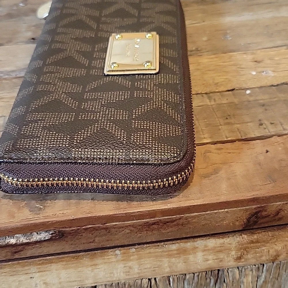 Michael Kors Vintage Jet Set Continental Full Zip Logo Wallet